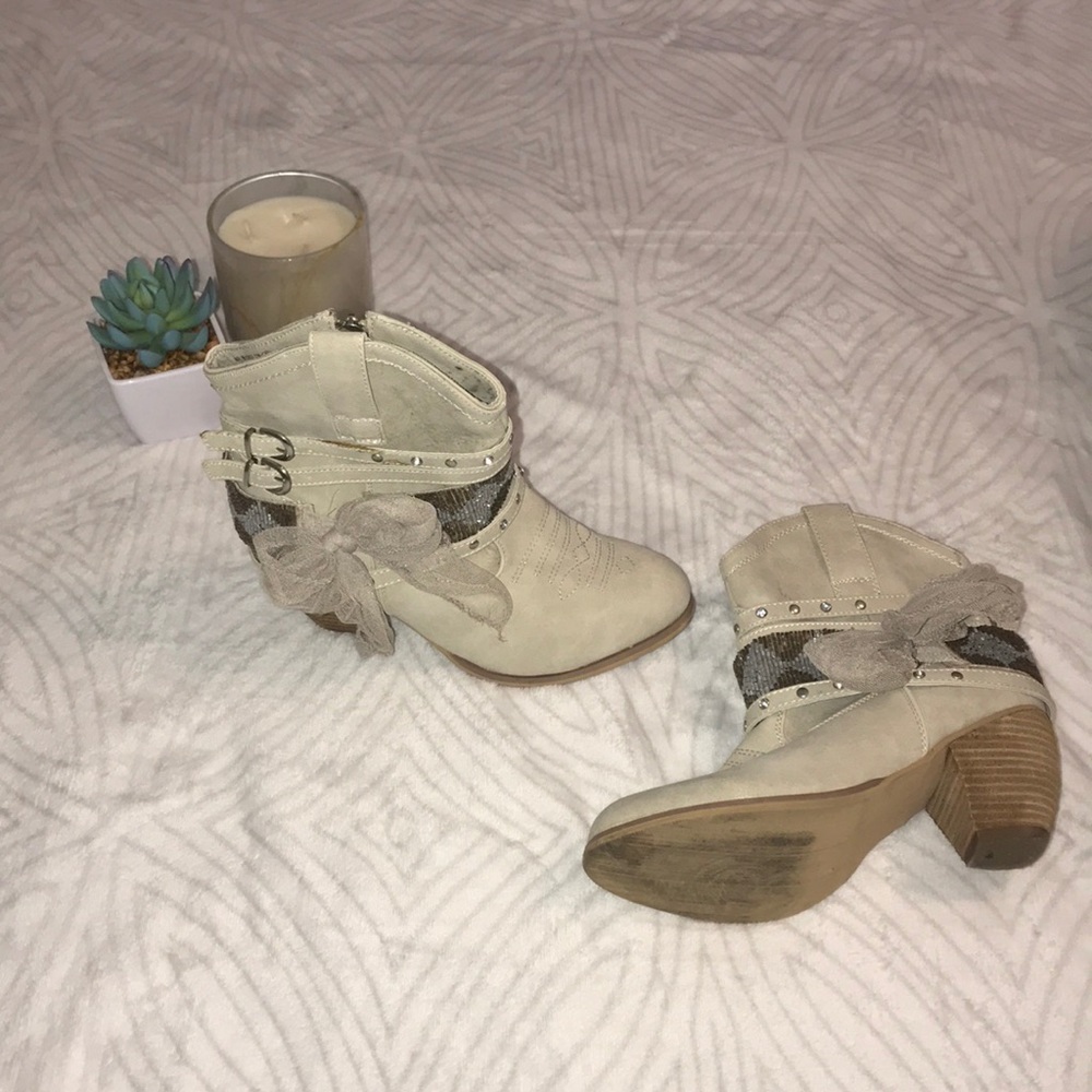 Boots with cute detail